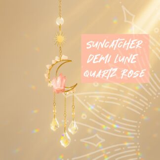 Le suncatcher avec lune et cristaux brute de quartz rose est parfait dans une chambre !