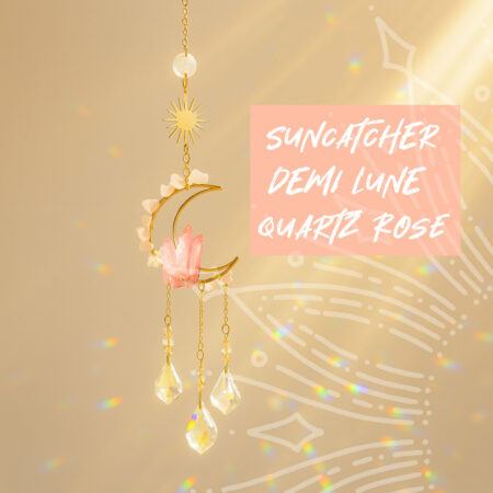 Le suncatcher avec lune et cristaux brute de quartz rose est parfait dans une chambre !