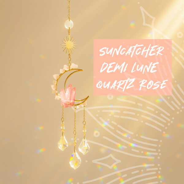 Le suncatcher avec lune et cristaux brute de quartz rose est parfait dans une chambre !