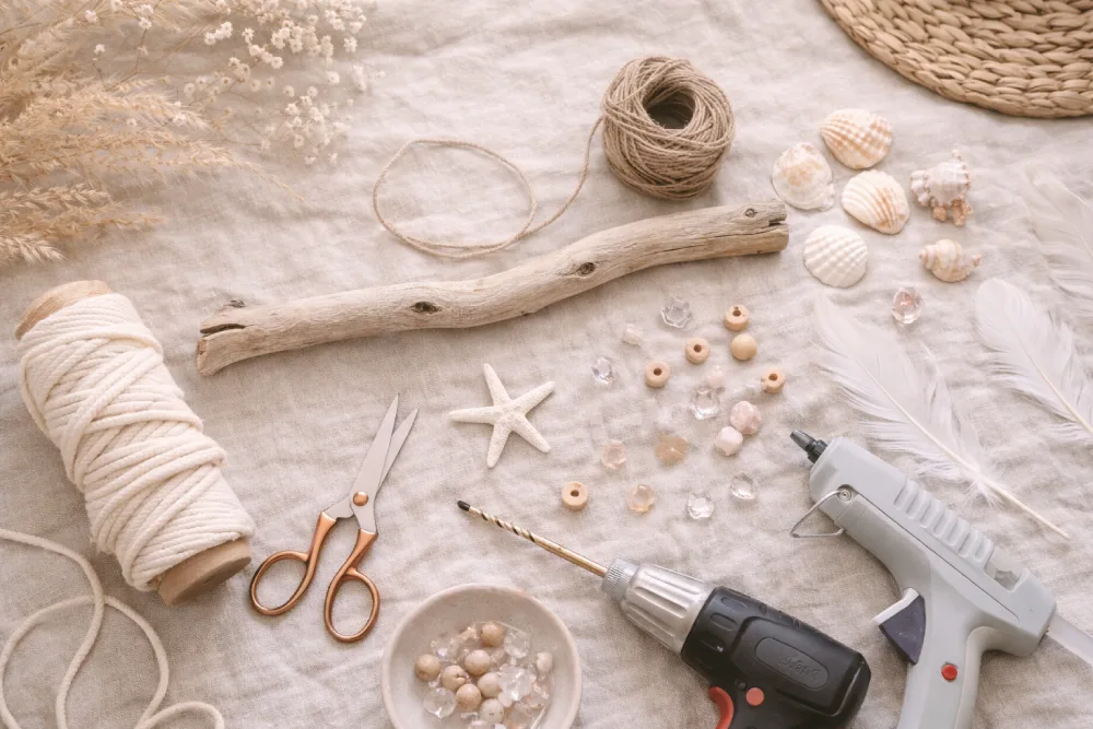 Le matériel indispensable pour fabriquer un mobile en bois flotté